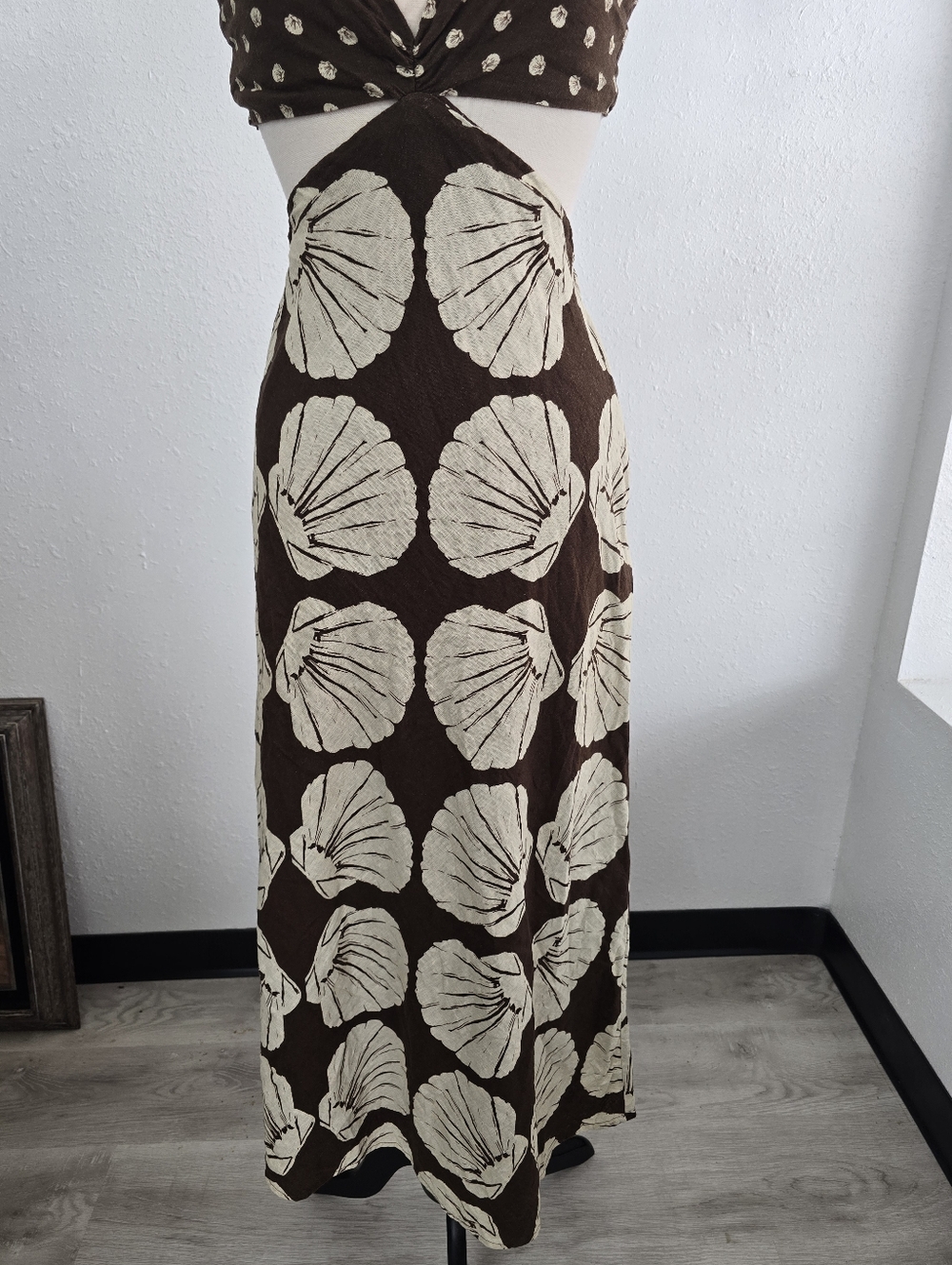 Abercrombie & Fitch Brown and Cream Shell-Print Maxi Dress - Picture 5 of 12